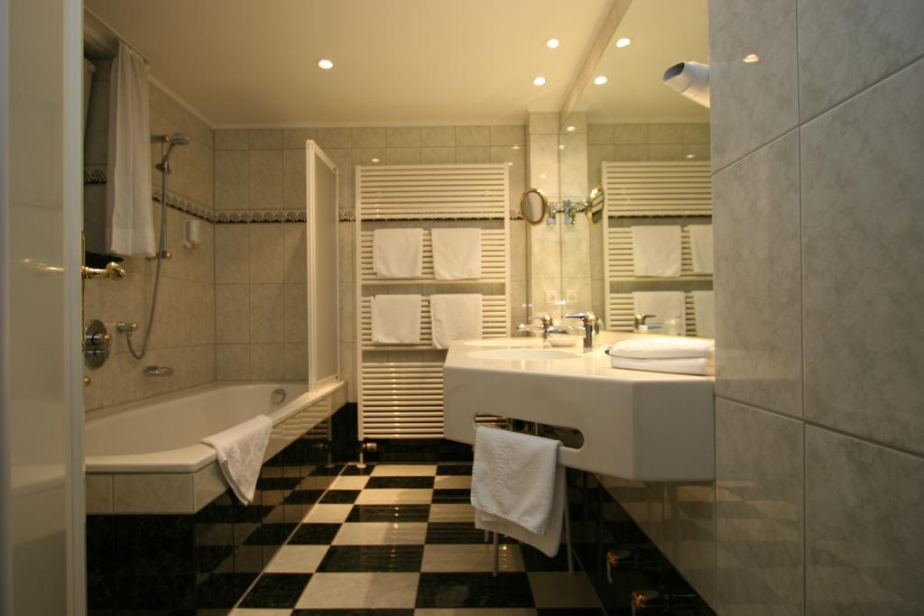 Park Hotel Am Schloss Ettringen  Ngoại thất bức ảnh