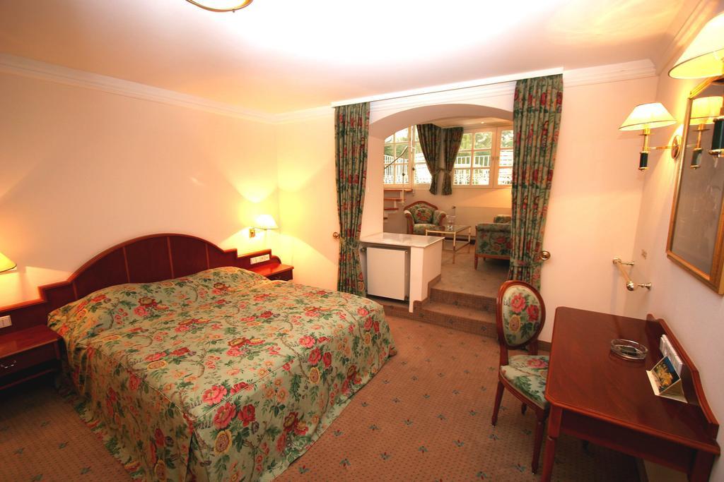 Park Hotel Am Schloss Ettringen  Ngoại thất bức ảnh