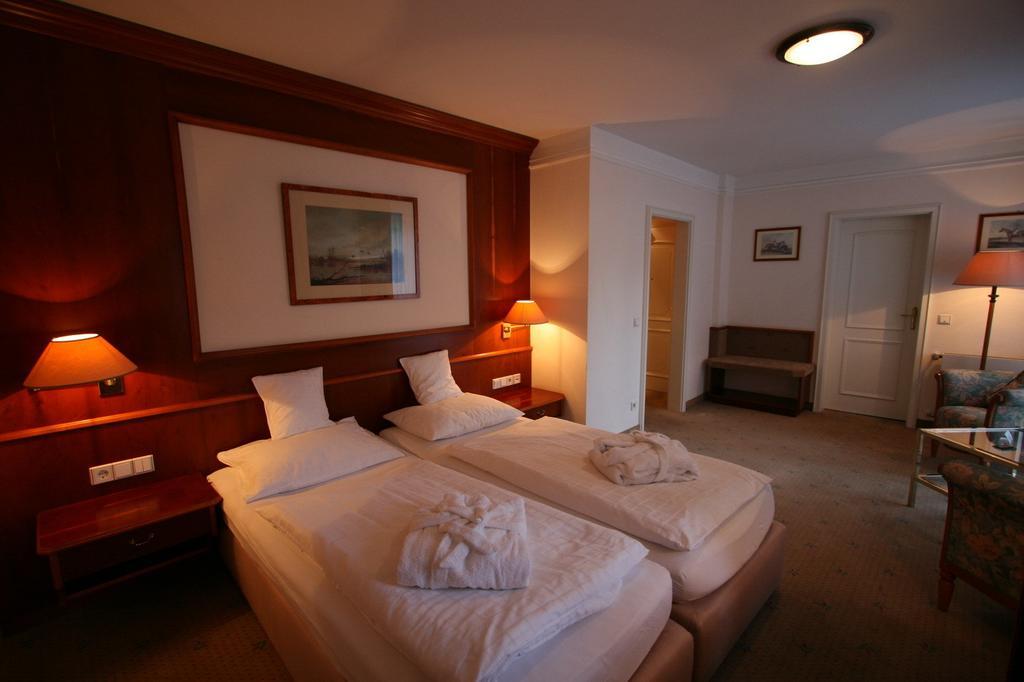 Park Hotel Am Schloss Ettringen  Ngoại thất bức ảnh